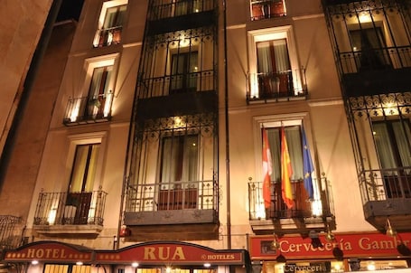 住宿正面 - 傍晚/夜晚