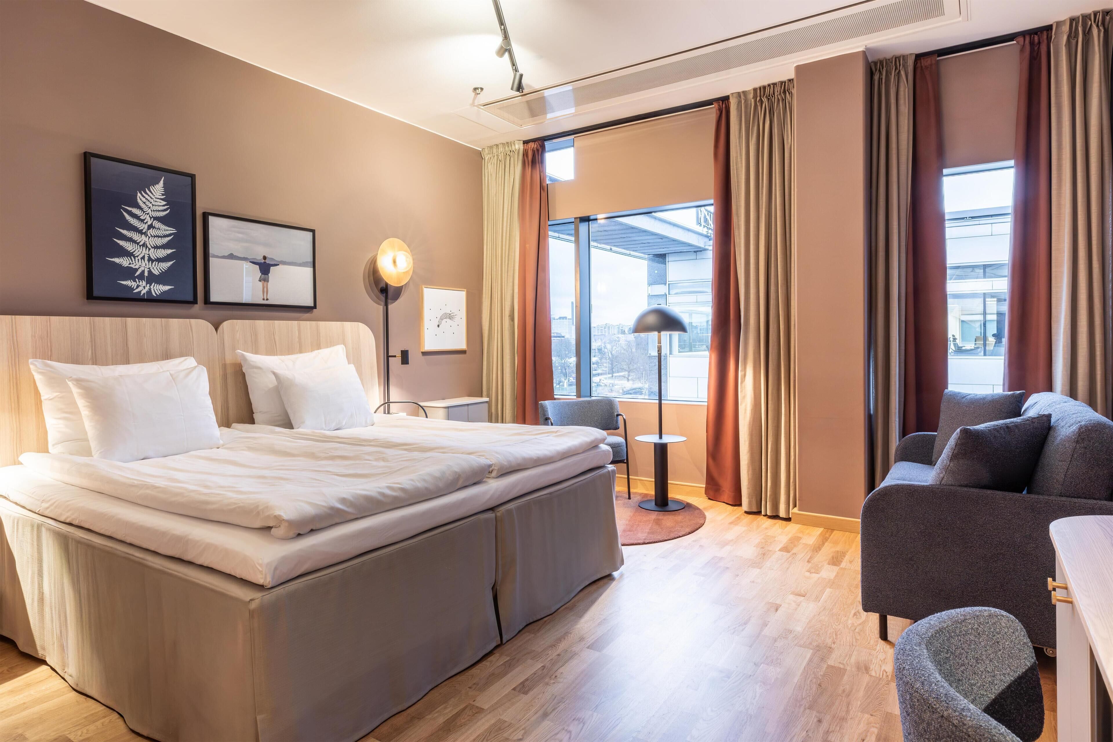 Minibar, escritorio, cortinas blackout y sistema de insonorización 