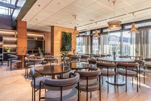 Frukostbuffé varje dag (EUR 21 per person)