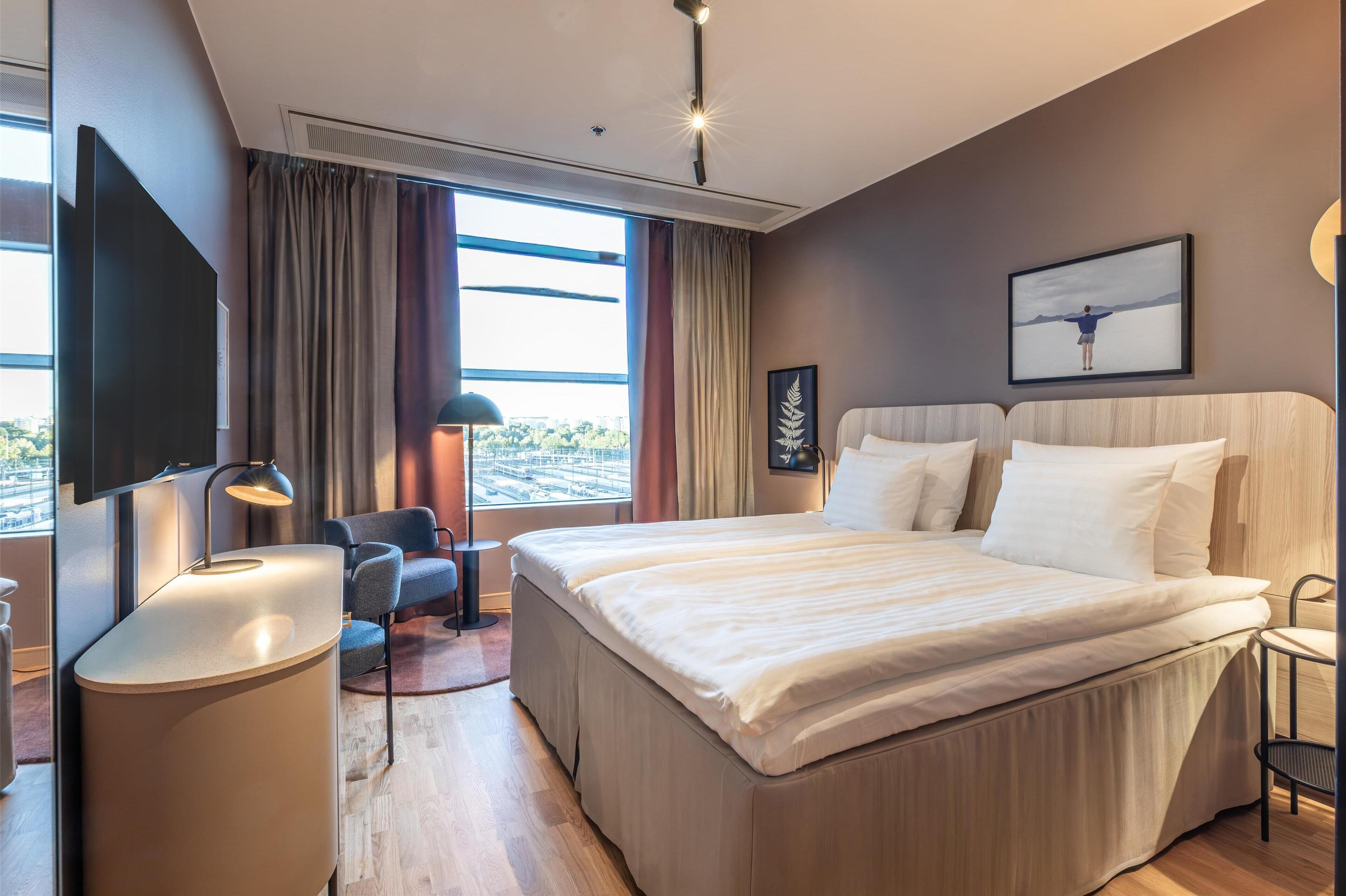 standard room (king) | minibar, desk, blackout curtains, soundproofing