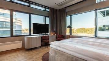 Superior-Zweibettzimmer | Minibar, Schreibtisch, VerdunkelungsvorhÀnge, schallisolierte Zimmer