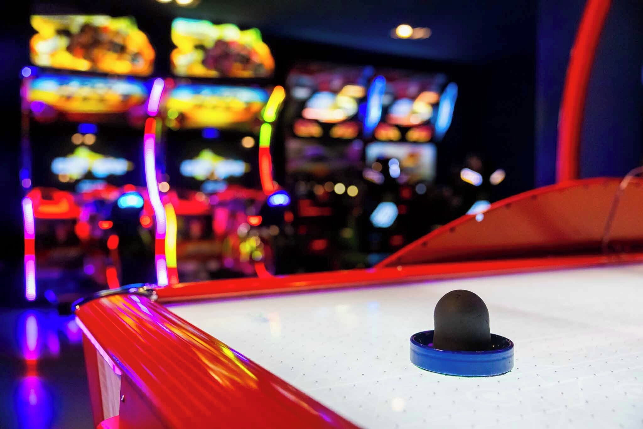 Gros plan d’une table de billard avec une boule blanche et un protège-bande bleu.