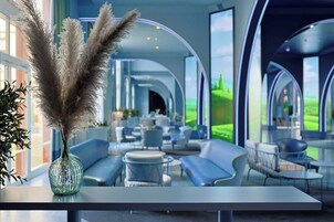 Salón en el lobby, con vista al jardín, abre todos los días