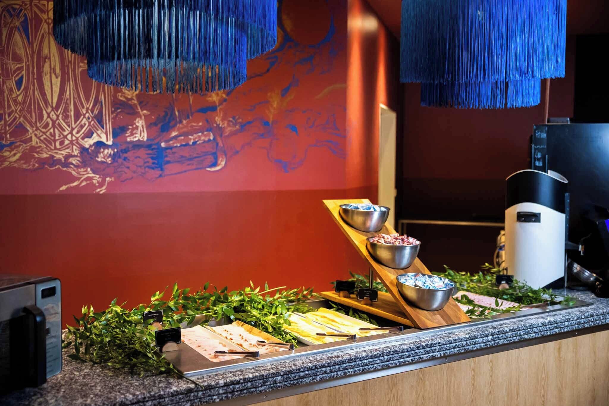 Un buffet proposant une variété de plats et d'ustensiles.