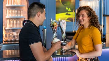 En bar med en bartender og en gæst.