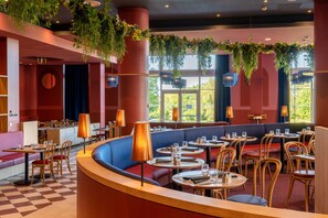 Petit déjeuner et dîner servis sur place