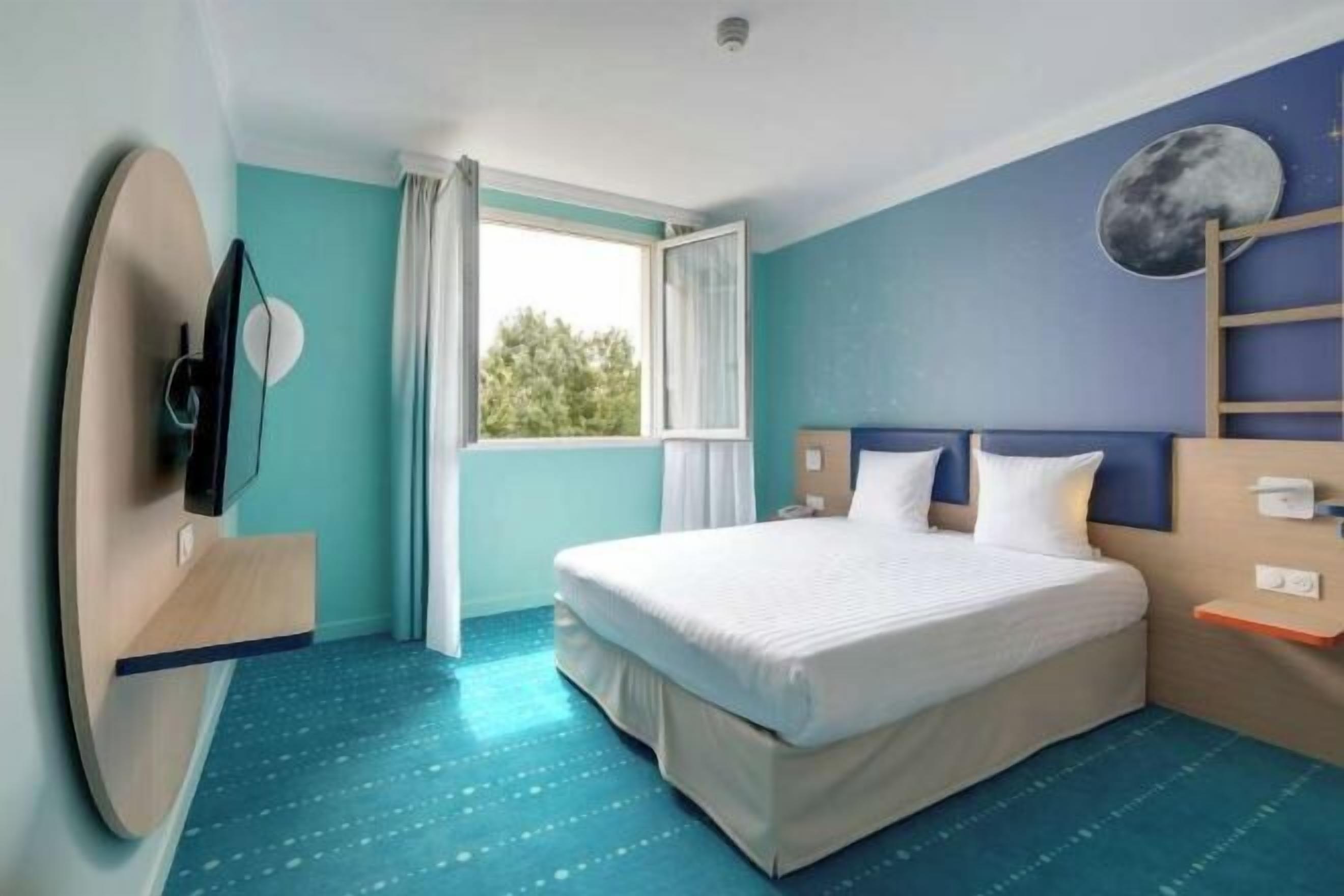In-room safe, desk, soundproofing, iron/ironing board
