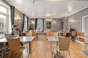 En 28-tommers Flatskjerm-TV med kabel-kanaler