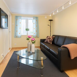 Leilighet – basic | Oppholdsrom | En 28-tommers Flatskjerm-TV med kabel-kanaler