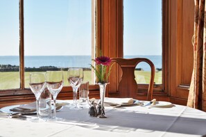 Petit-déjeuner et dîner servis sur place, spécialités Cuisine locale