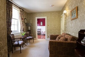 Signature Room | Living area | Flat-screen TV, Netflix, streaming services