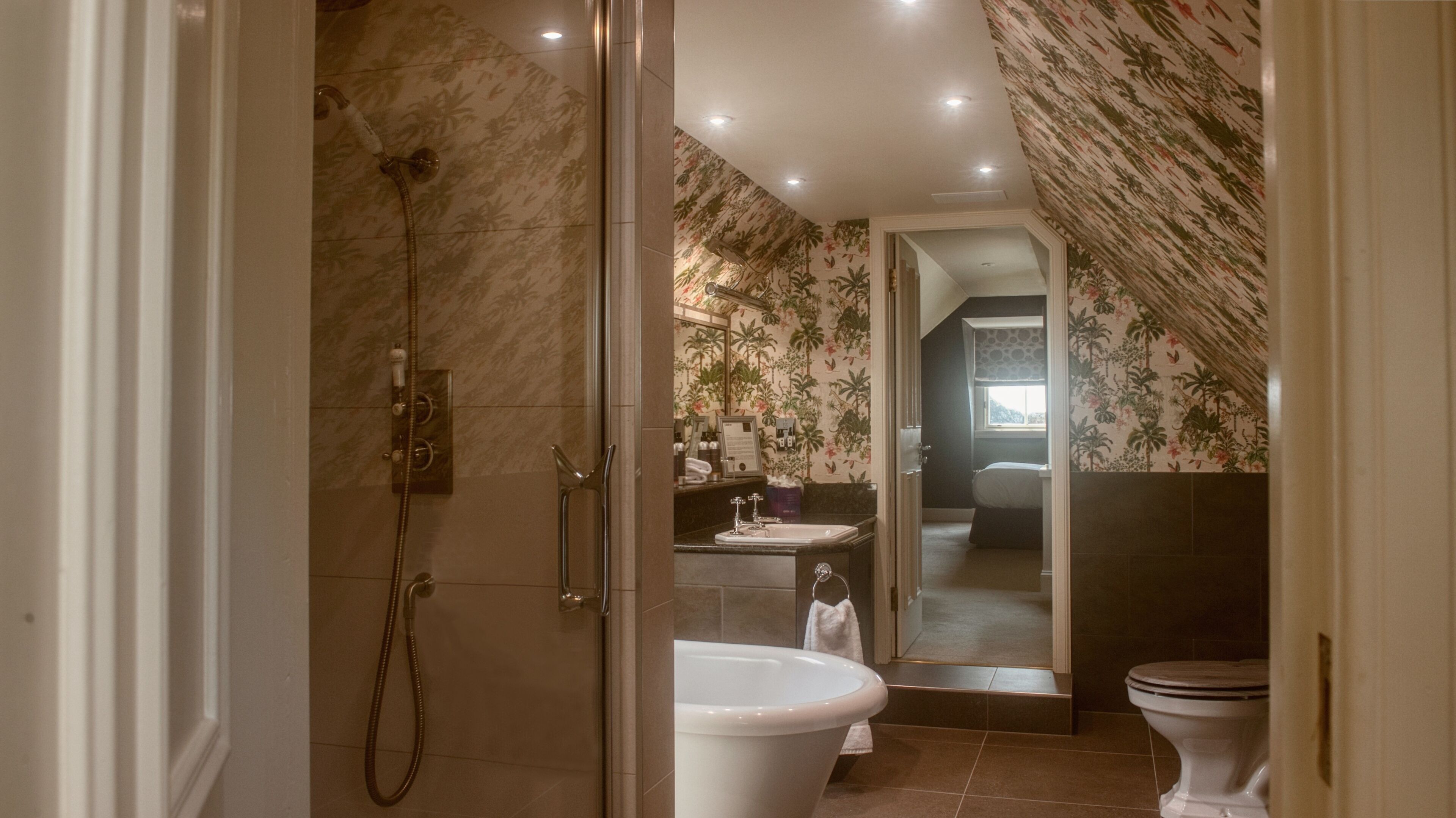 Een badkamer met een douche, een wastafel en een toilet.