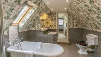 Family Room | Bathroom | Eco-friendly toiletries, hair dryer, bathrobes, towels