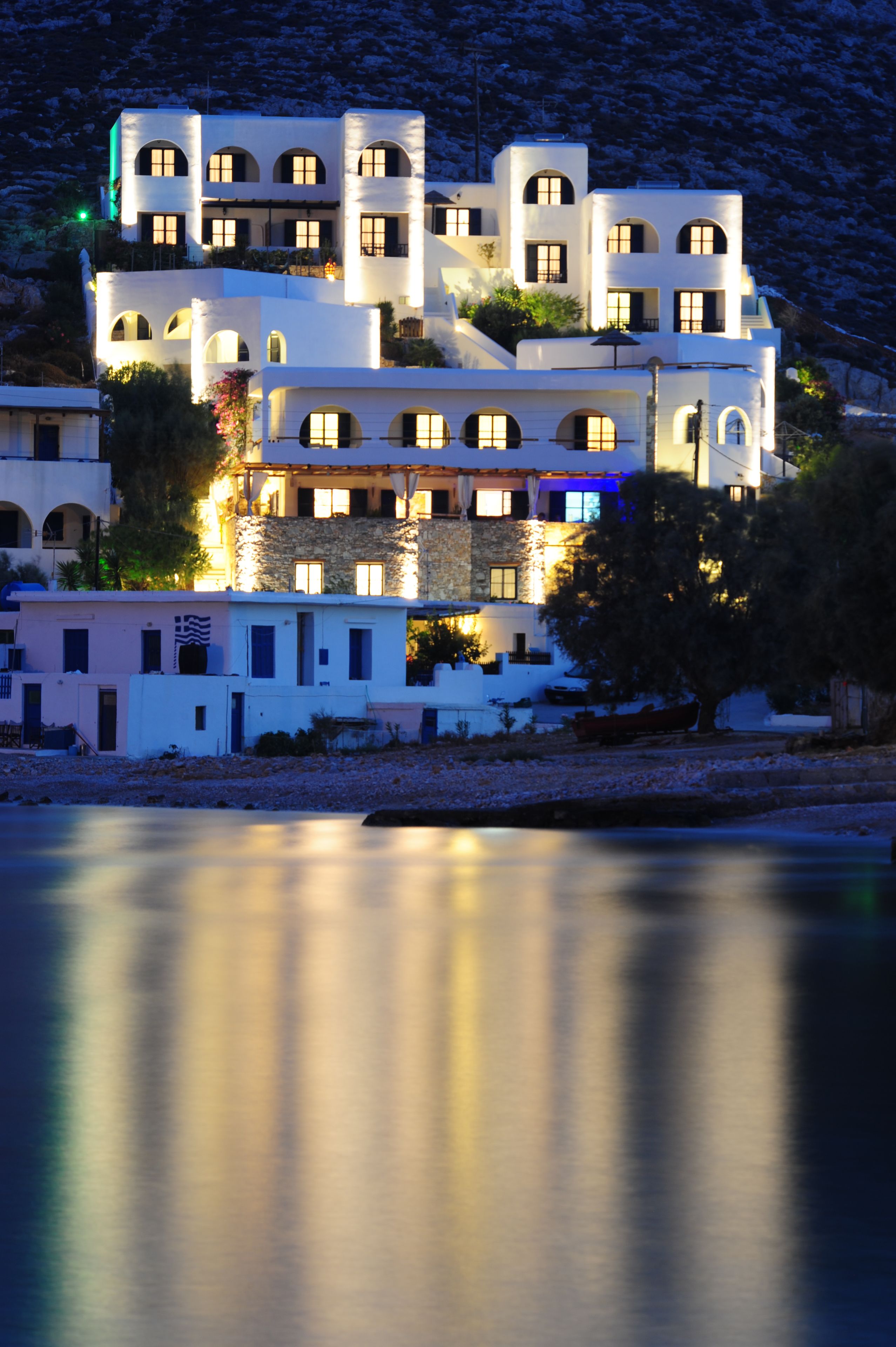 Majoituspaikan julkisivu illalla/yöllä