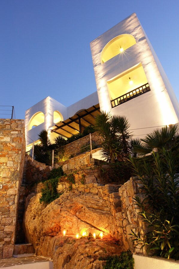 Fachada da propriedade à noite