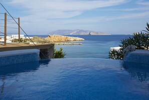 A pool with a view of the sea and distant mountains. - Vrahos Boutique Hotel (Folegandros)