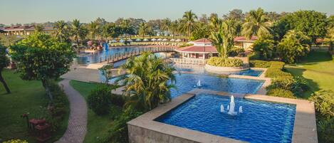 Ulkouima-allas avoinna 7.00–19.00, aurinkovarjoja, aurinkotuoleja