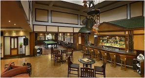 2 bares o lounges, bar en la alberca, bar junto a la alberca 