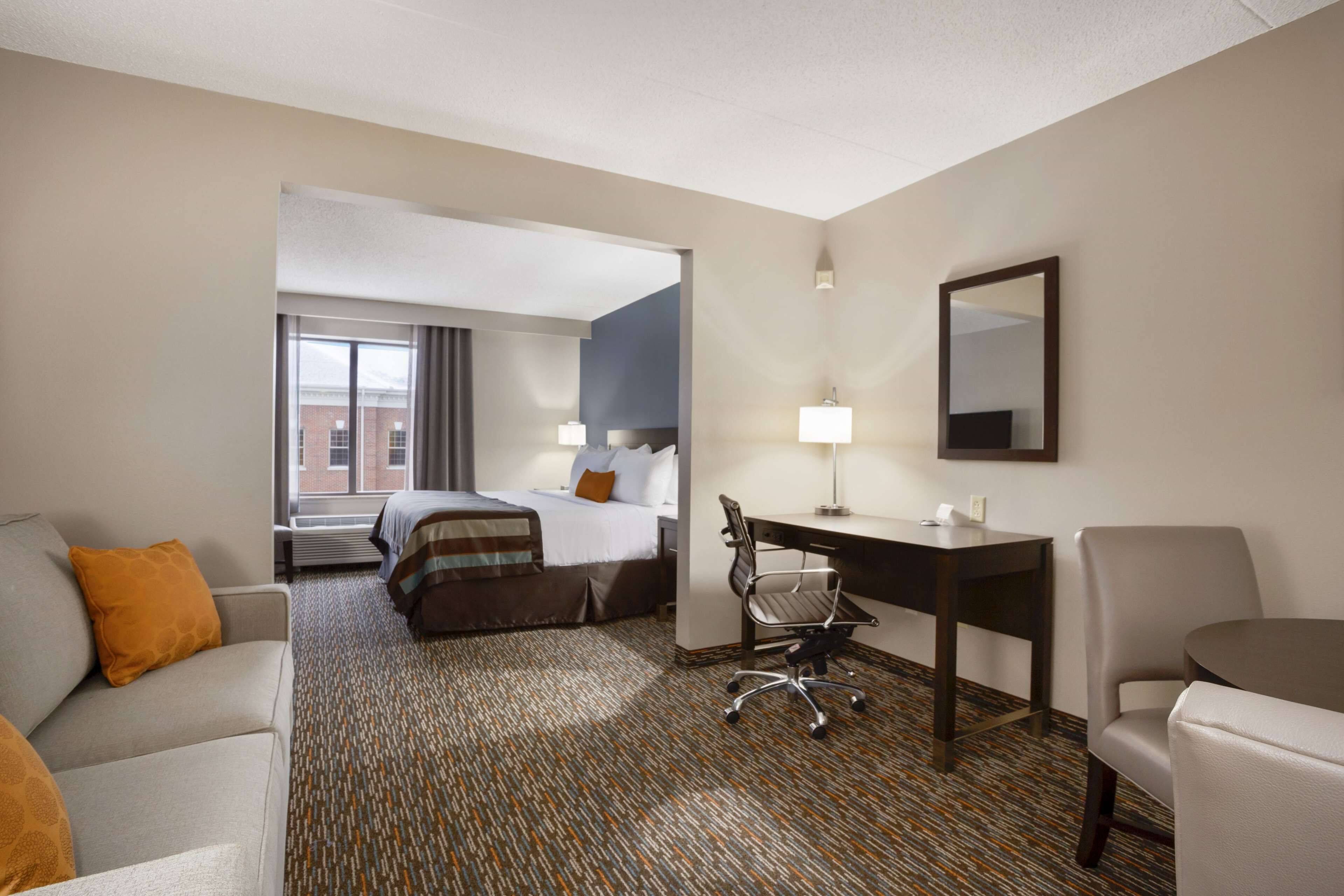 studio suite, 1 king bed, non smoking | premium bedding, in-room safe, desk, iron/ironing board