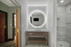 Deluxe-sviitti, 1 suuri parisänky, tupakointi kielletty (One-Bedroom) | Ylelliset vuodevaatteet, tallelokero huoneessa, työpöytä