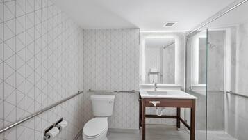 Een moderne badkamer met toilet, wastafel en douchecabine van glas.