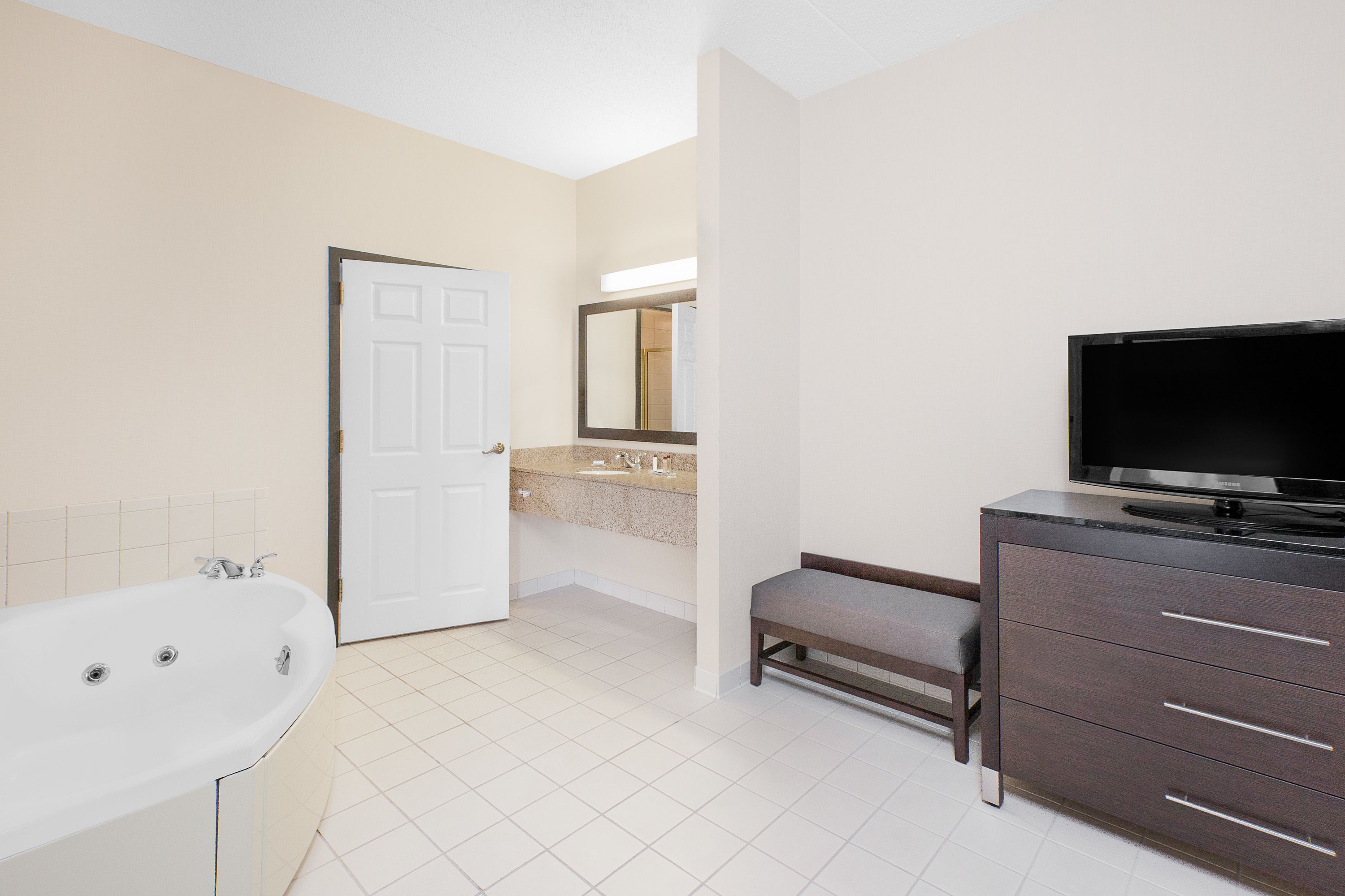 studio suite, 1 king bed, non smoking | bathroom | free toiletries, hair dryer, towels