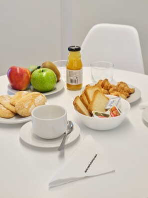 Petit-déjeuner buffet (6 EUR par personne)