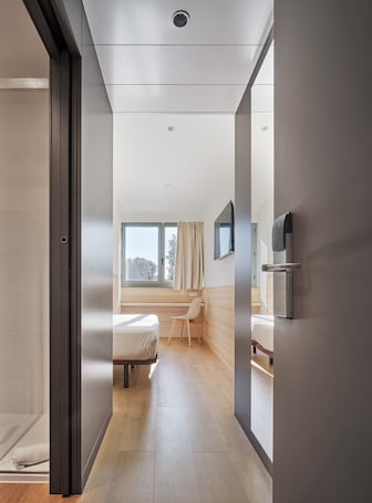 Escritorio, cortinas blackout y cunas gratuitas