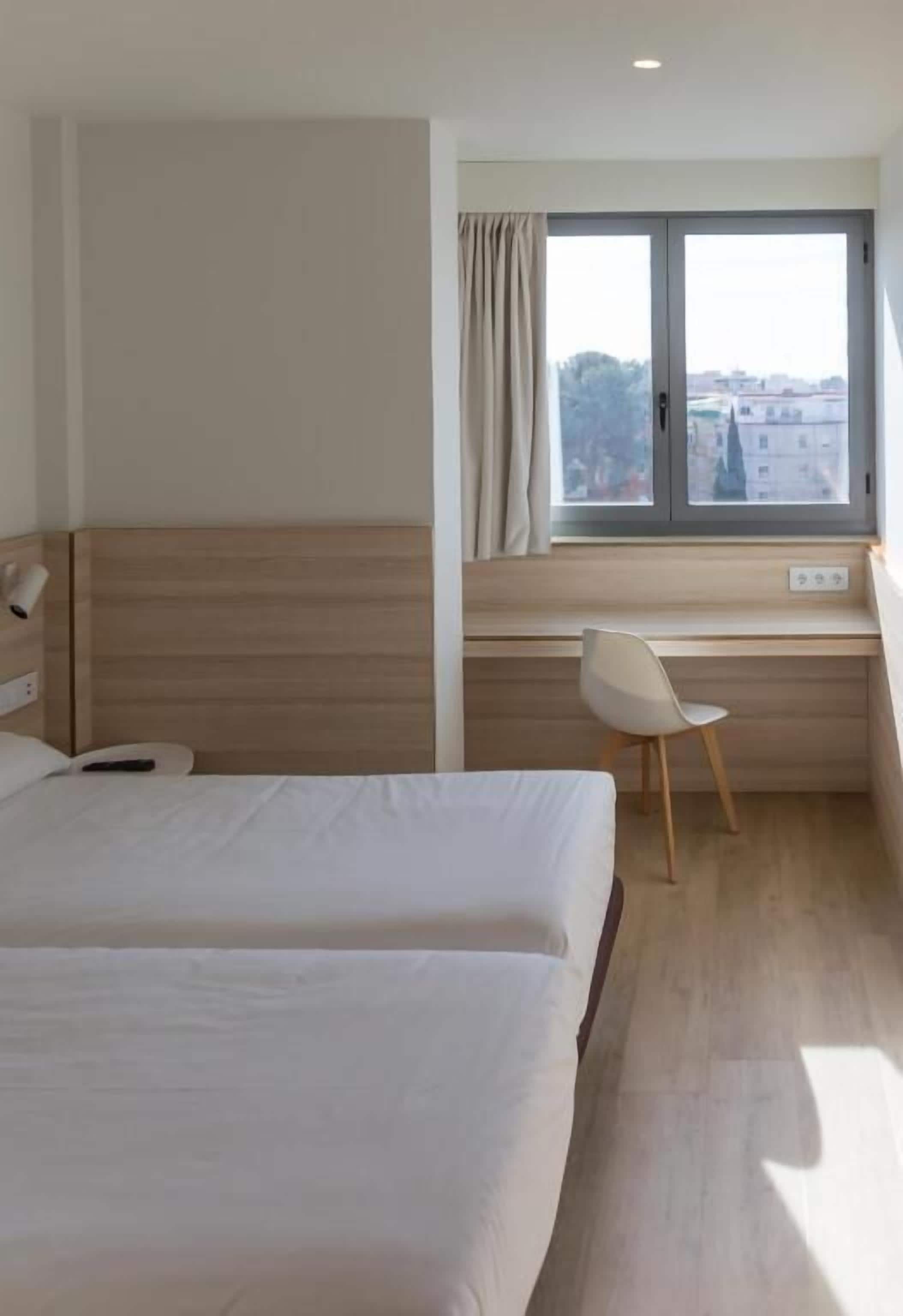 Een bureau, verduisterende gordijnen, gratis babybedden, extra bedden