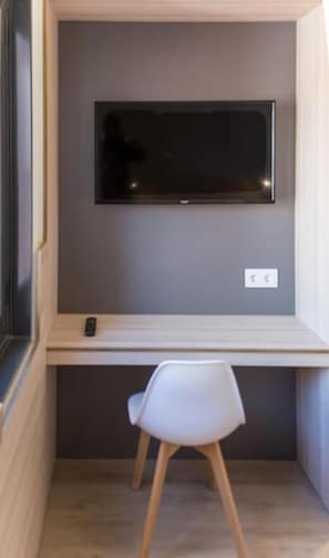 Bureau, rideaux d’obscurcissement, lit de bébé (gratuit)