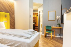 Standard-Doppel- oder -Zweibettzimmer, Blick auf den Innenhof | Zimmersafe, Schreibtisch, kostenloses WLAN, Bettwäsche