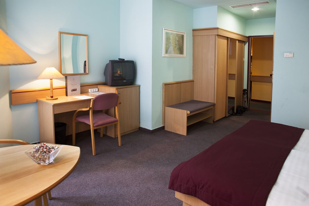 In-room safe, desk, free WiFi, bed sheets