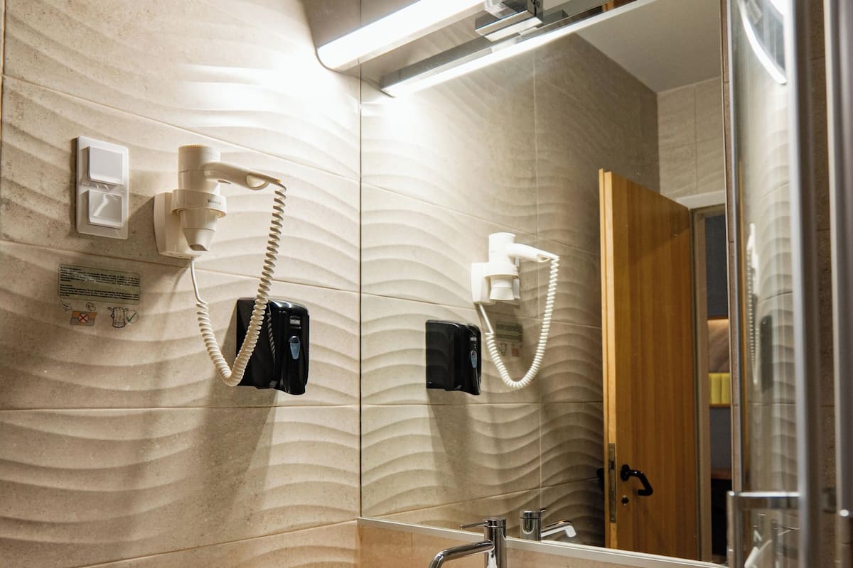 Deluxe Room | In-room safe, desk, free WiFi, bed sheets