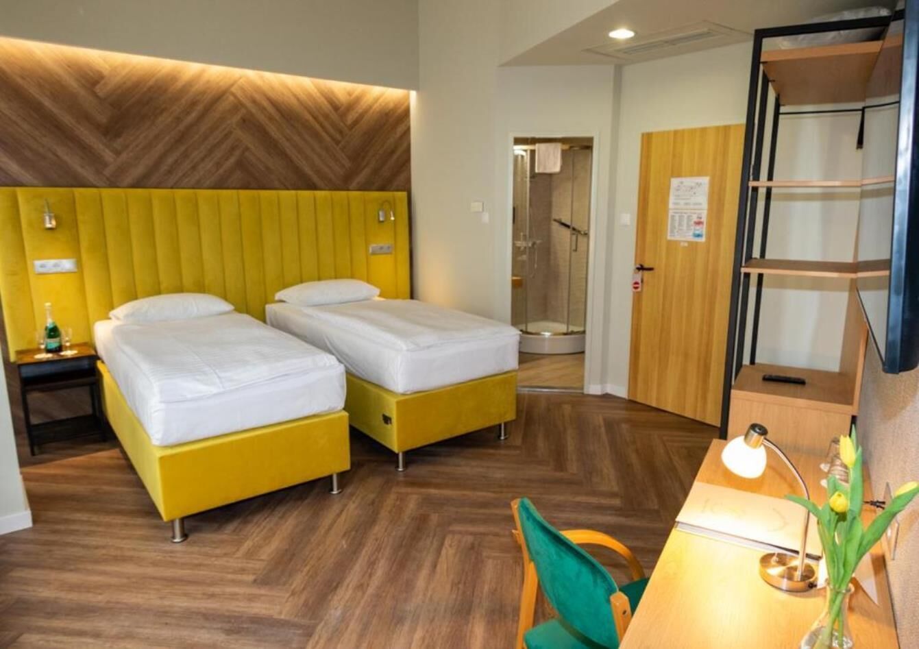 Rom – superior | Safe på rommet, skrivebord, wi-fi (inkludert) og sengetøy