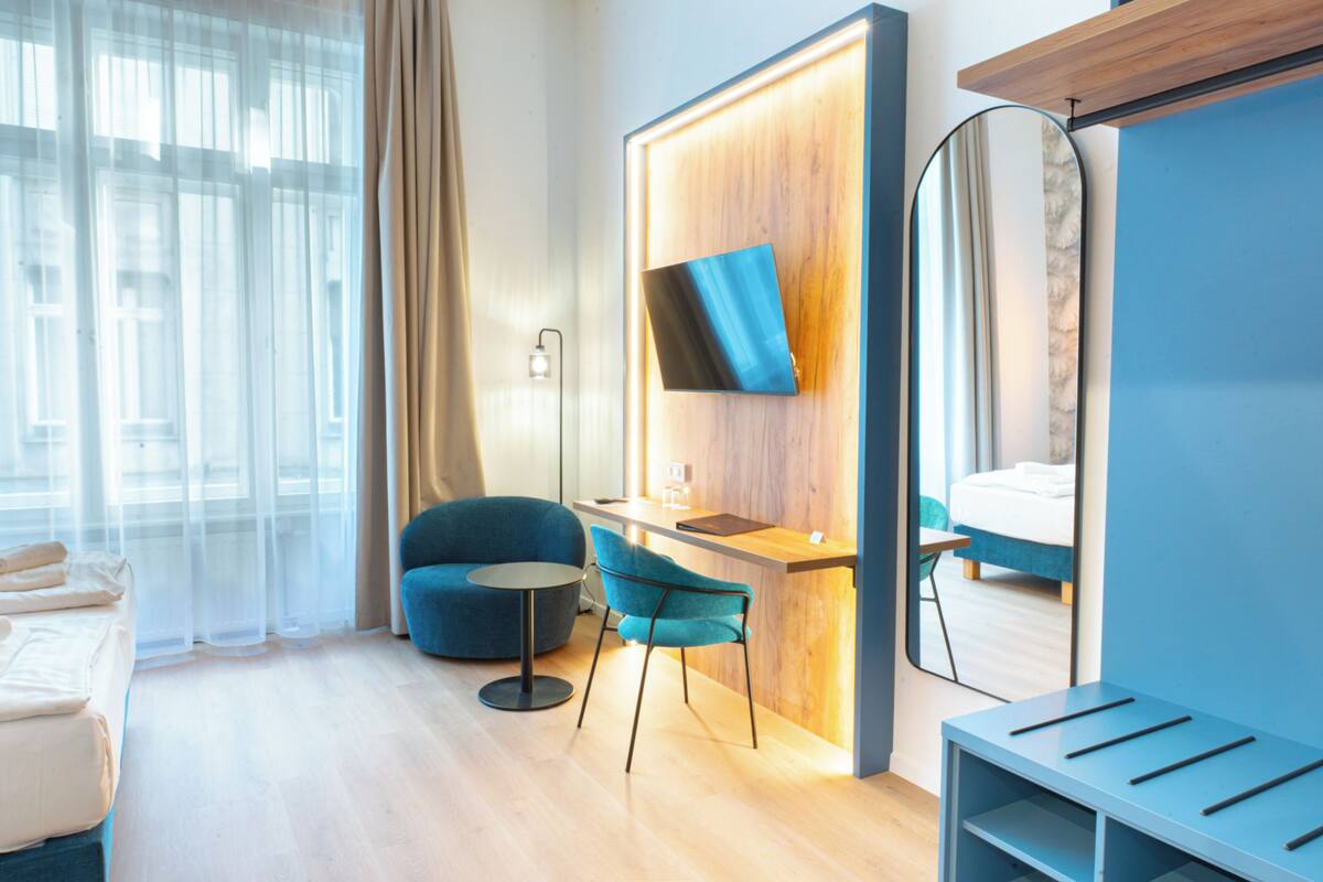 デラックス ルーム | セーフティボックス (室内)、デスク、WiFi (無料)、ベッドシーツ