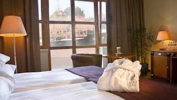 Hypo-allergenic bedding, minibar, in-room safe, desk