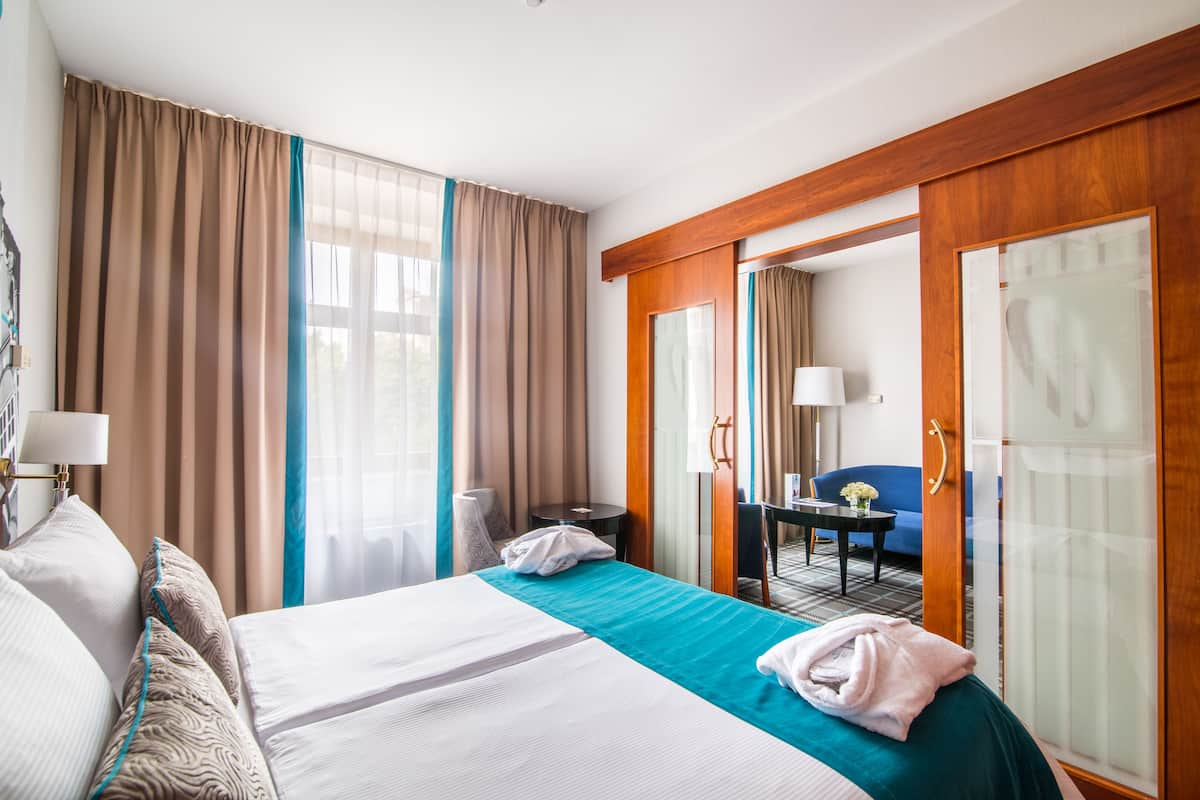 Phòng Suite Junior, 1 giường cỡ king | Bộ đồ giường kháng dị ứng, minibar, két bảo mật tại phòng, bàn 