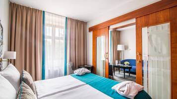 Suite Junior, 1 Tempat Tidur King | Seprai antialergi, minibar, brankas, dan meja kerja