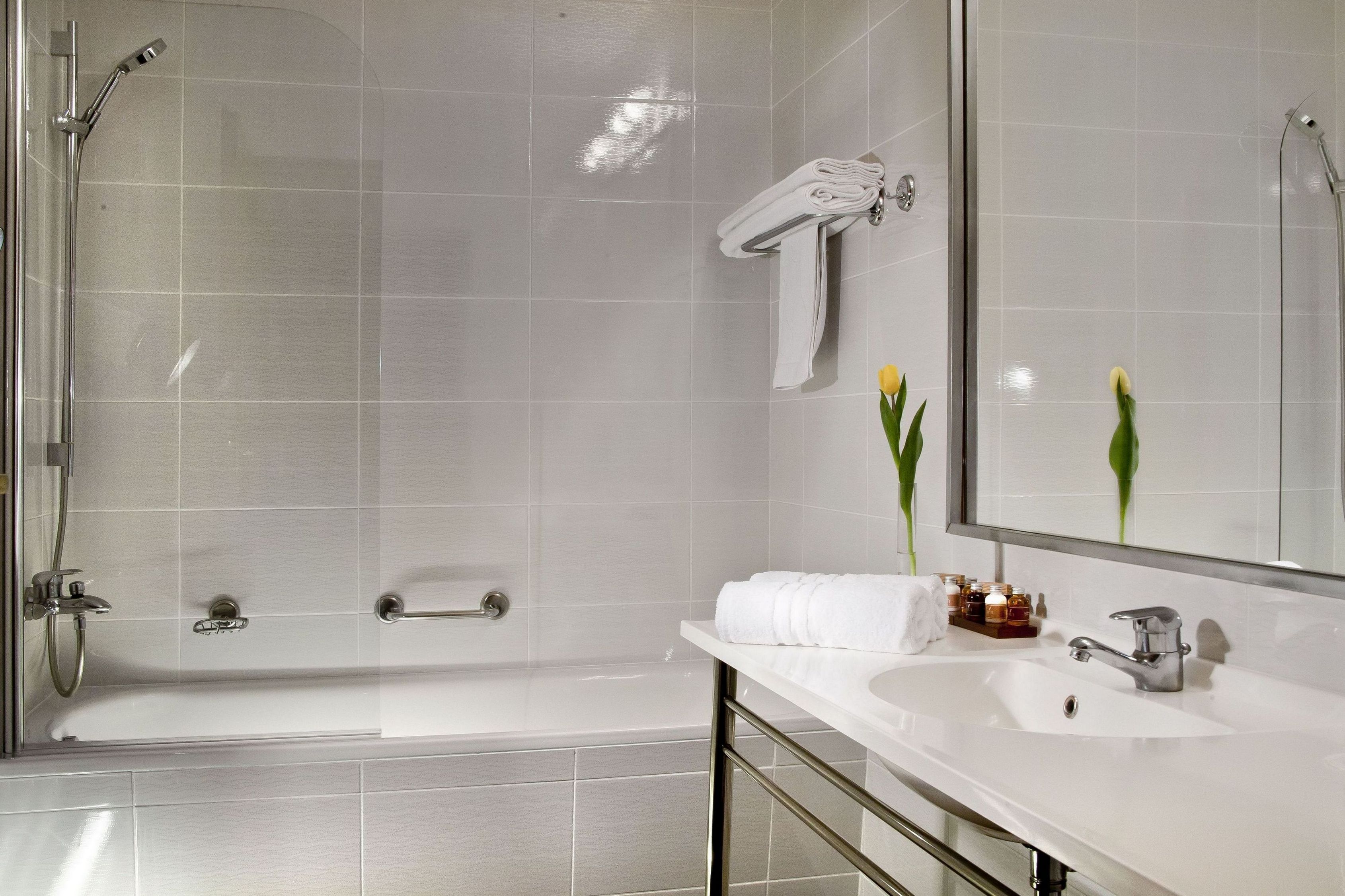 double or twin room | bathroom | combined shower/bathtub, free toiletries, hair dryer, towels