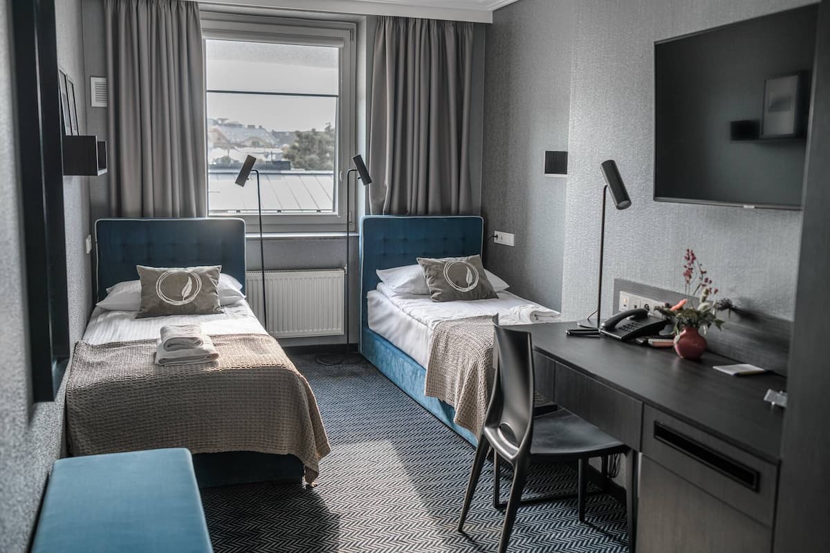 Twin Room | 1 bedroom, hypo-allergenic bedding, minibar, desk