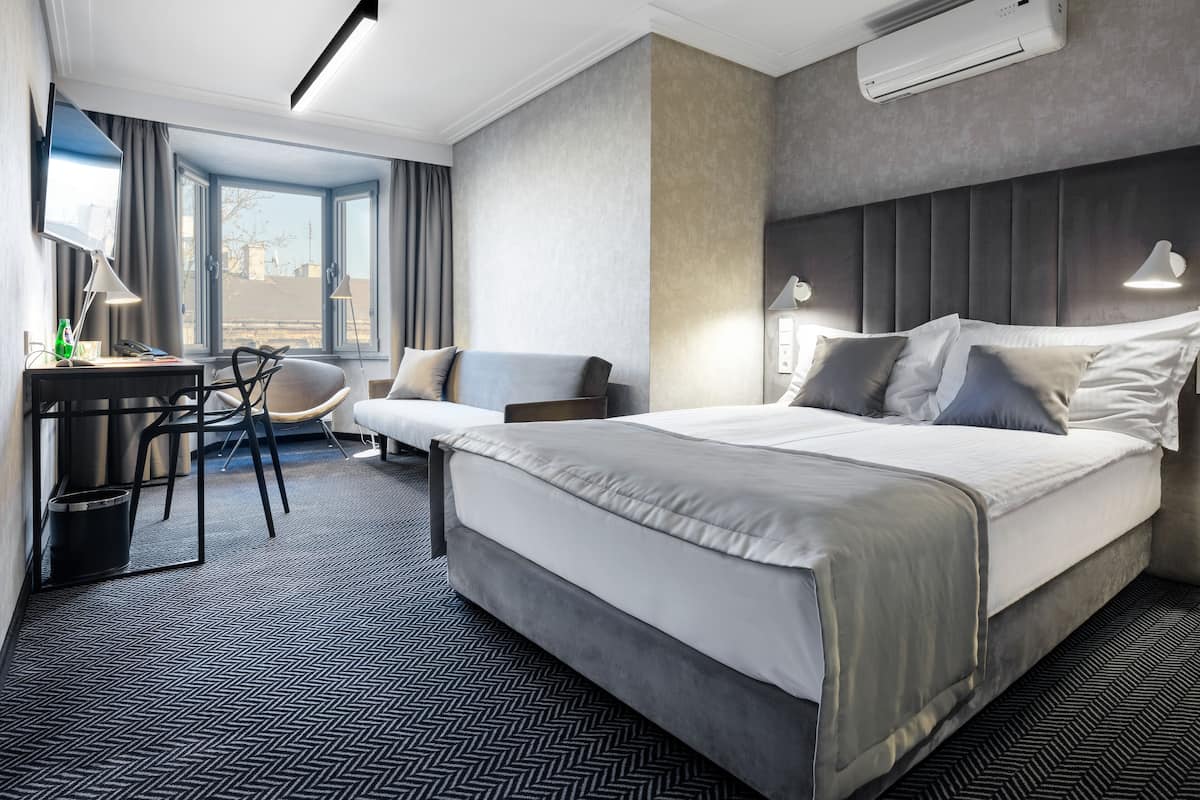 Triple Room | 1 bedroom, hypo-allergenic bedding, minibar, desk
