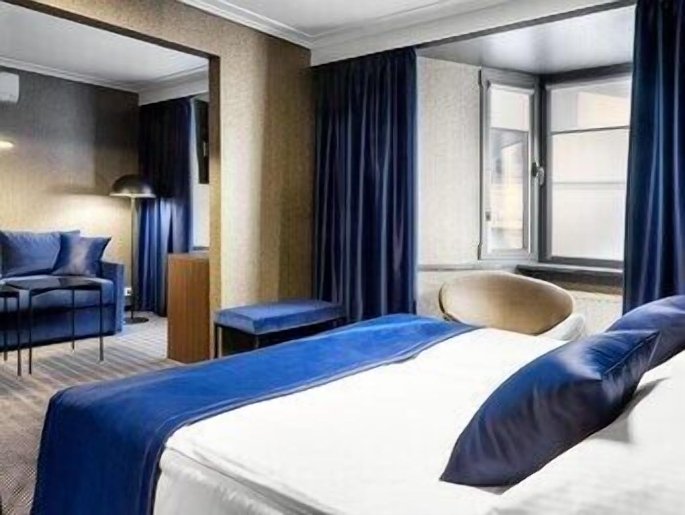 Ropa de cama hipoalergénica, minibar, escritorio