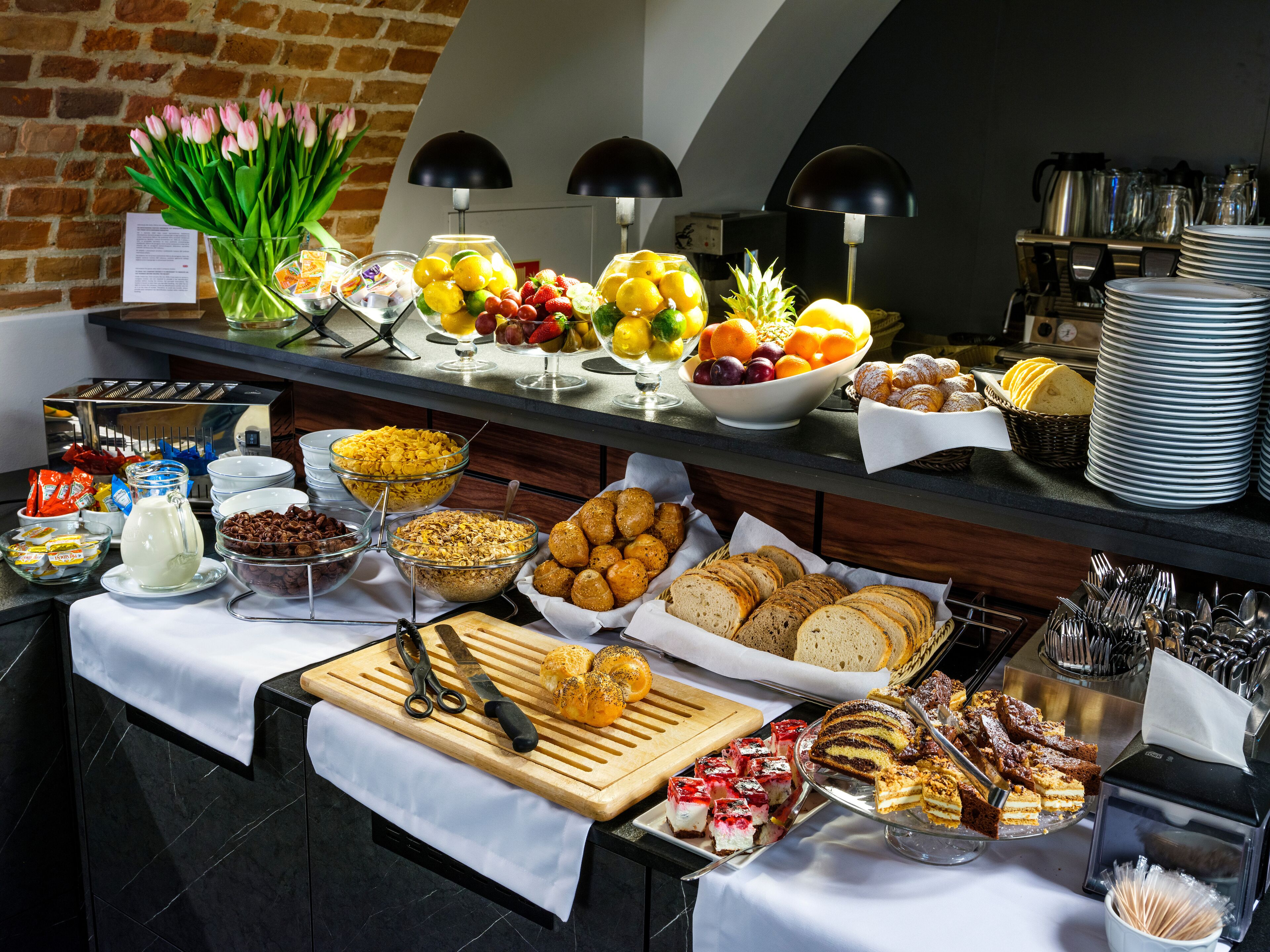 daily buffet breakfast (pln 40 per person)