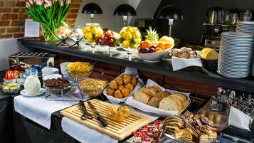 Daily buffet breakfast (PLN 40 per person)