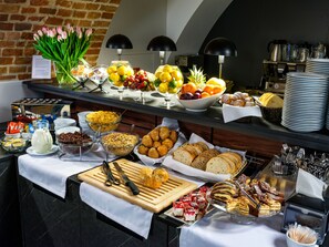 Daily buffet breakfast (PLN 40 per person)