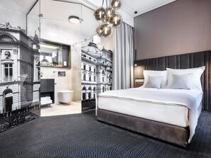 ห้องดับเบิล | เครื่องนอนป้องกันสารก่อภูมิแพ้, มินิบาร์, โต๊ะทำงาน