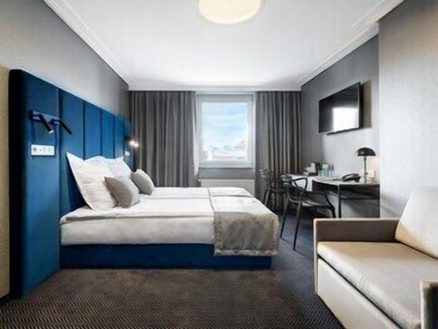 Ropa de cama hipoalergénica, minibar, escritorio