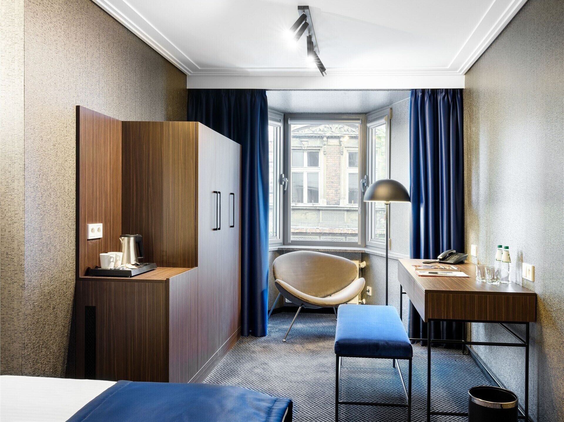 Ropa de cama hipoalergénica, minibar, escritorio