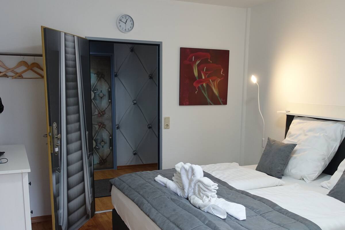Hypo-allergenic bedding, in-room safe, desk, blackout curtains