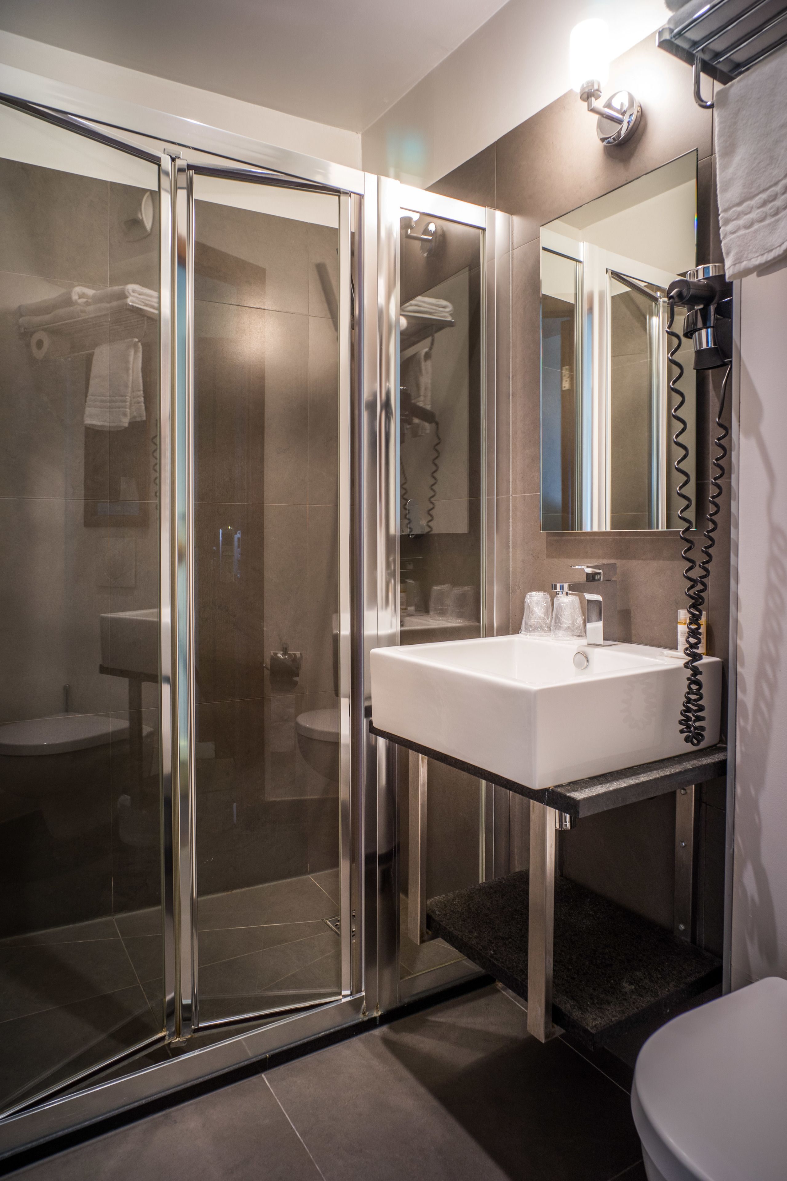 Douche, articles de toilette gratuits, sèche-cheveux